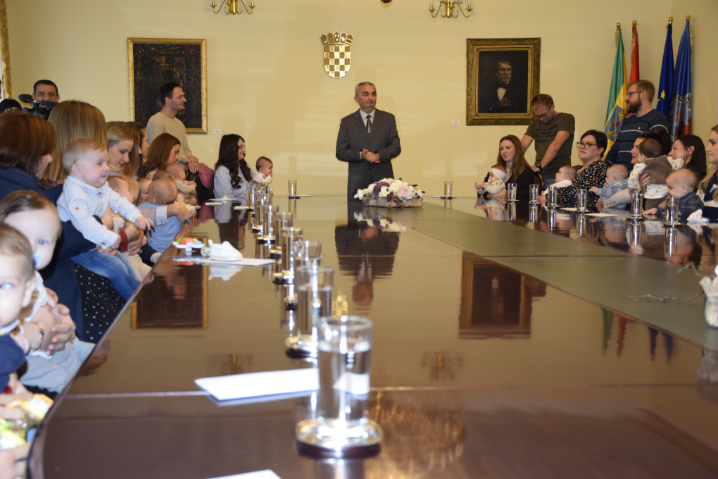 Gradonačelnik Miličević u Gradskoj vijećnici primio najmlađe Požežane