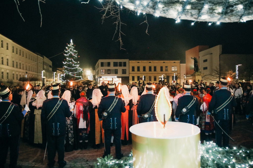 Upaljena prva adventska svijeća u Požegi