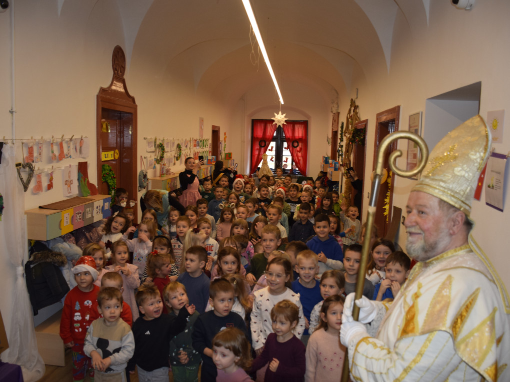 Sveti Nikola i ove je godine obišao požeške vrtiće i darivao djecu 