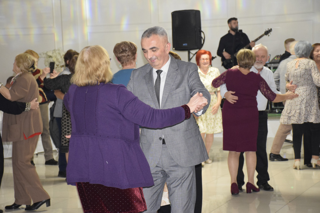 NITKO NE SMIJE BITI SAM Na druženju starijih sugrađana bez supružnika, okupilo se 300-tinjak Požežana