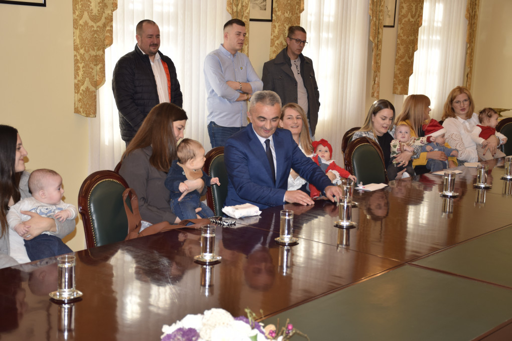 DARIVANJE BEBA Grad Požega upriličio prijem za novorođene Požežane