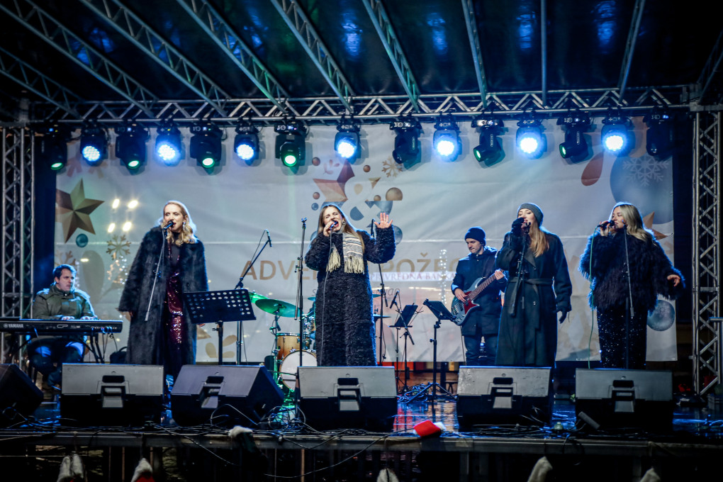 RADOST DOŠAŠĆA U Požegi upaljena četvrta adventska svijeća – svijeća ljubavi, uz humanitarni sajam i koncert sestara Husar