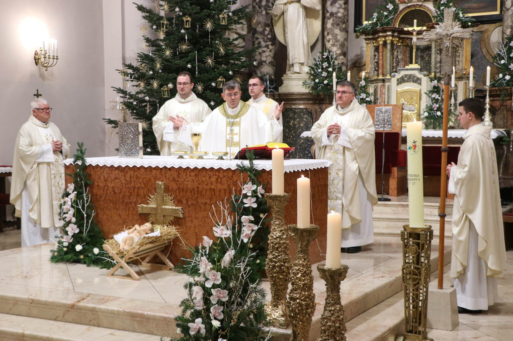 U KATEDRALI Požeški biskup Martinović predvodio misu polnoćku