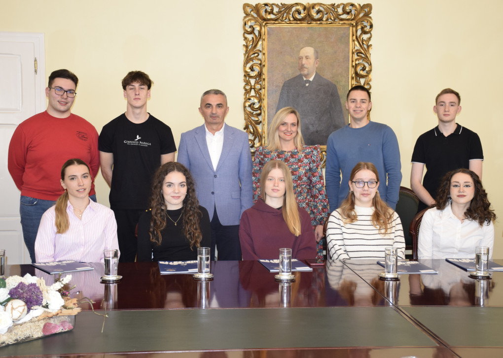 POTICANJE IZVRSNOSTI Grad Požega nastavlja sa stipendiranjem darovitih učenika srednjih škola