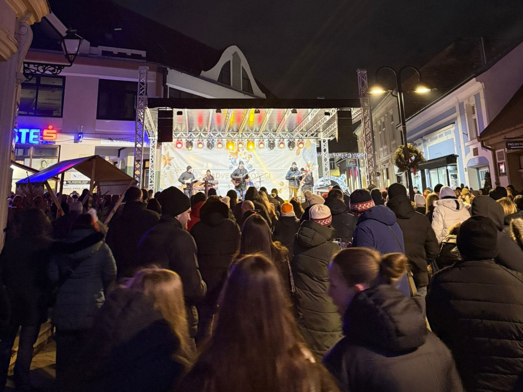 UZ PJESMU I PLES Požežani uz Poseganu u šetališnoj zoni dočekali 2026. godinu!