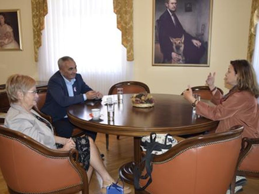 SUSRET S UMJETNICOM Požeški gradonačelnik Borislav Miličević ugostio argentinsku slikaricu Lilianu Livneh