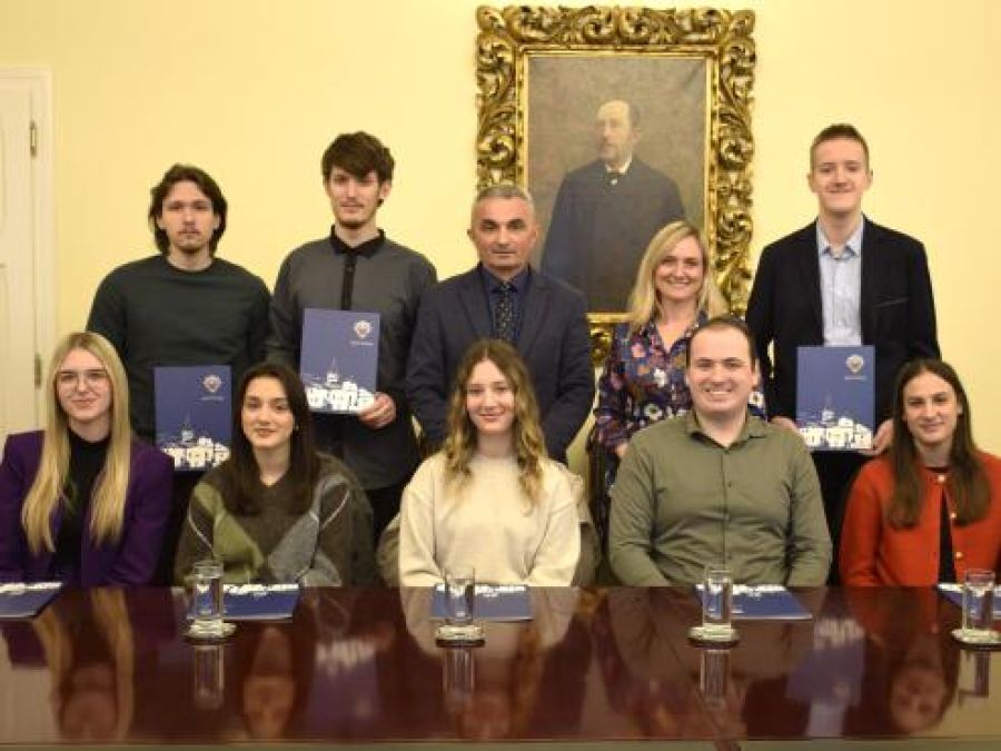 ULAGANJE U MLADE Dodijeljeni ugovori novim stipendistima Grada Požege za akademsku godinu 2025./2026.