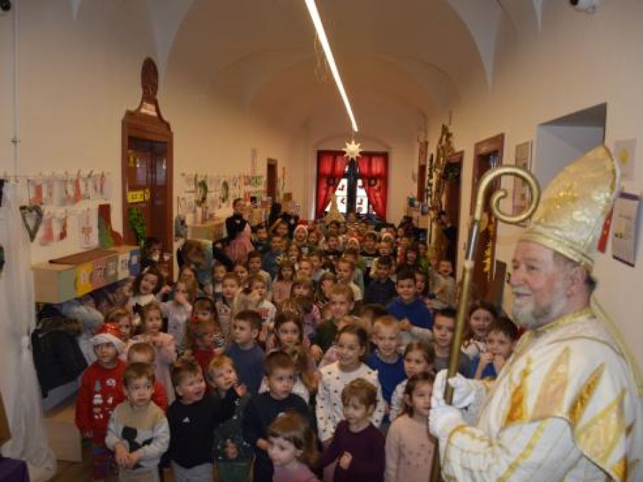 Sveti Nikola i ove je godine obišao požeške vrtiće i darivao djecu 