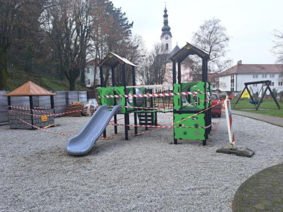 Dječje igralište Pod gradom dobiva nove sprave i novu podlogu