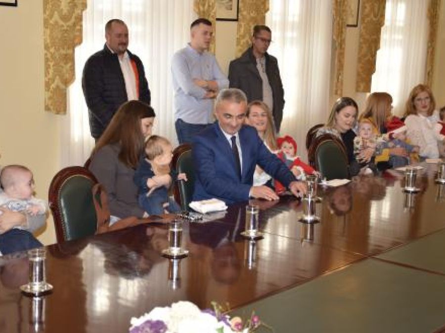 DARIVANJE BEBA Grad Požega upriličio prijem za novorođene Požežane