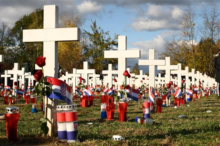 Dan sjećanja na žrtvu Vukovara i Škabrnje: Počast hrabrima koji su dali život za domovinu