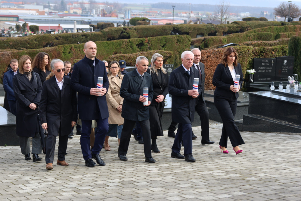 Polaganje vijenaca i paljenje svijeća u čast poginulim braniteljima i preminulim građanima Požege