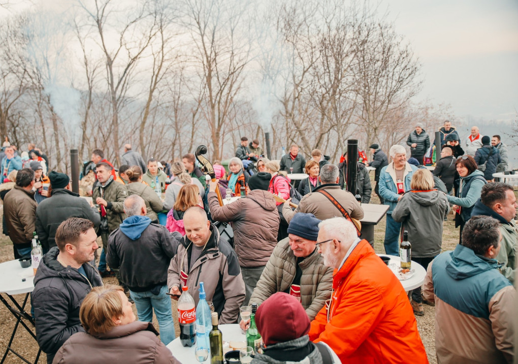 TRADICIJA I ZAJEDNIŠTVO Požeški vinari sa svojim prijateljima proslavili Vincelovo na Požeškoj gori