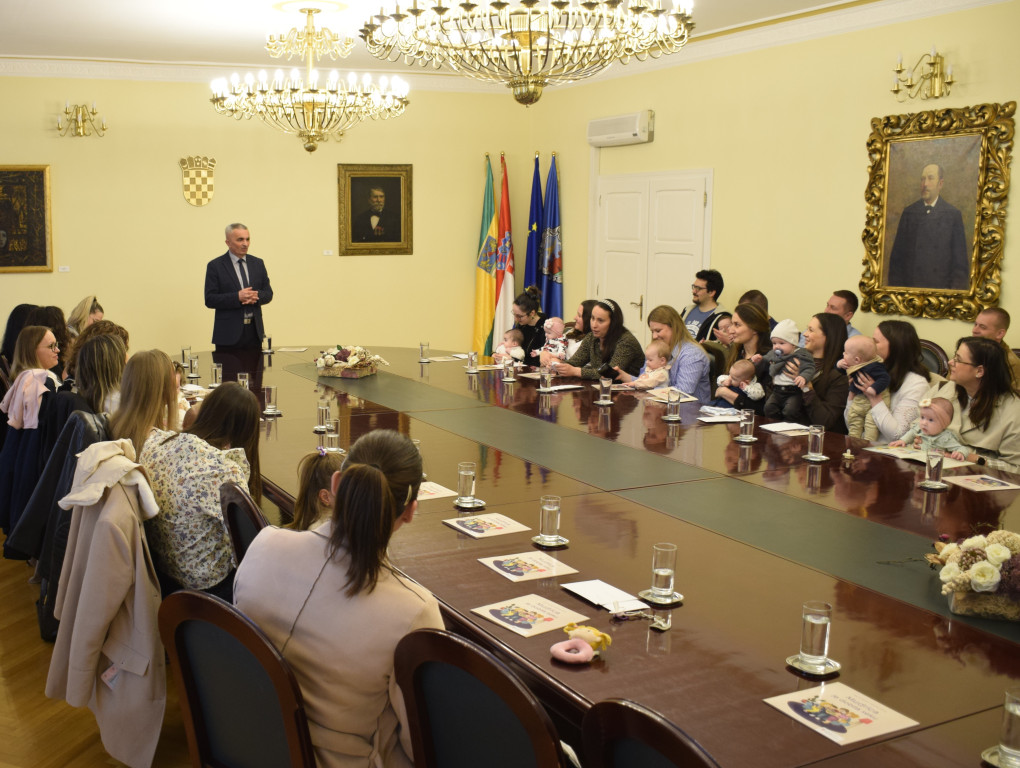 NOVI POŽEŽANI Grad Požega darivao 40 novorođenih sugrađana – iz proračuna za tu namjenu izdvojeno 25.000 eura