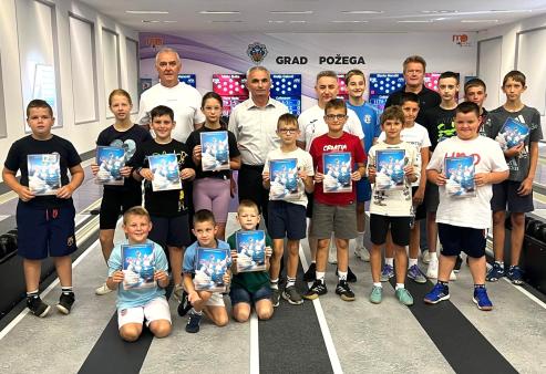 25 MLADIH KUGLAČA Dodjelom diploma završena tradicionalna Škola kuglanja Požeškog športskog saveza i Kuglačkog kluba "Nove nade"
