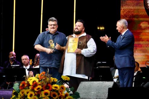 ZLATNE ŽICE SLAVONIJE Jacques Houdek apsolutni pobjednik požeškog Festivala sa skladbom "Kreni, pjesmo, opet kroz sokake"
