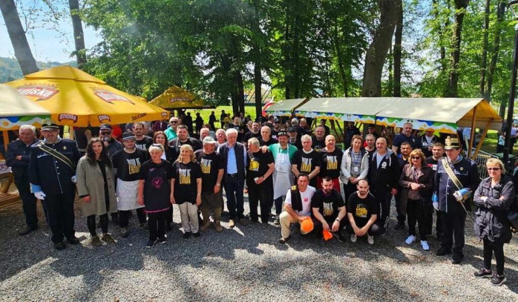 12. Požeški kotlić - natjecanje u kuhanju slavonskog čobanca okupilo brojne natjecatelje i posjetitelje 
