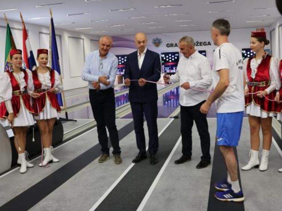 GRADSKA KUGLANA POŽEGA Predsjednik HOO-a Josip Varvodić i gradonačelnik Požege Borislav Miličević otvorili obnovljenu požešku sportsku ljepoticu