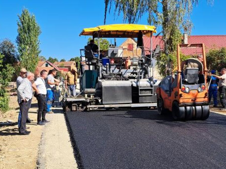 ĆOSINE LAZE Asfaltiranje prometnice u prigradskom naselju na Požeškoj gori