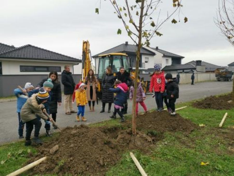 Mališani Cvjetne livade i djelatnici Komunalca zasadili stabla ispred dječjeg vrtića