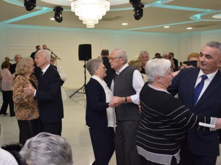 PRIGODNO DRUŽENJE Održana tradicionalna požeška proslava Valentinova za bračne parove s 50 i više godina braka