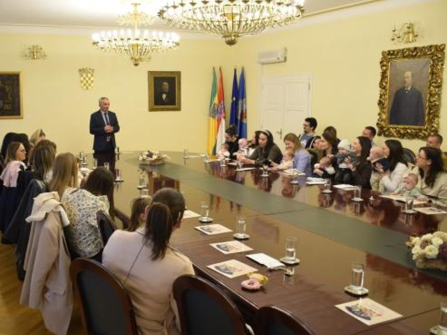 NOVI POŽEŽANI Grad Požega darivao 40 novorođenih sugrađana – iz proračuna za tu namjenu izdvojeno 25.000 eura