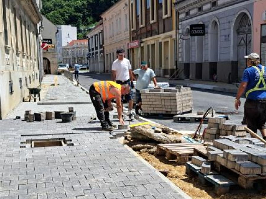 U SREDIŠTU POŽEGE Počelo postavljanje kocki na nogostup u Ulici Matice hrvatske