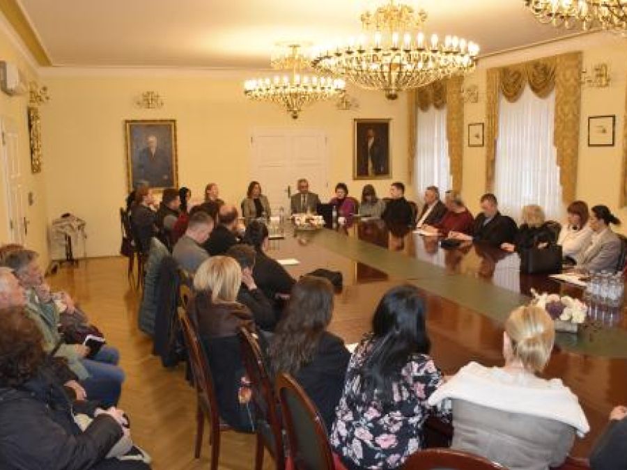 USUSRET VELIKOJ OBLJETNICI U prepunoj Gradskoj vijećnici održan inicijalni sastanak o obilježavanju 800 godina grada Požege