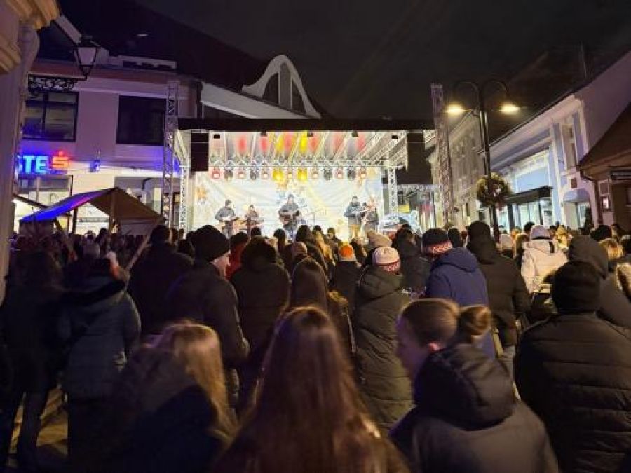 UZ PJESMU I PLES Požežani uz Poseganu u šetališnoj zoni dočekali 2026. godinu!