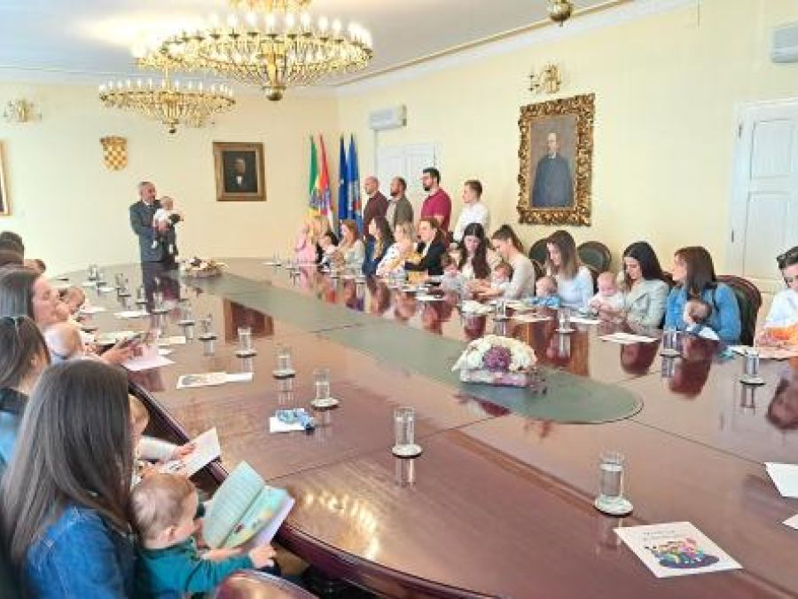 NAJMLAĐI SUGRAĐANI Grad Požega darivao 40 novorođenih Požežana – iz proračuna za tu namjenu izdvojeno 25.600 eura