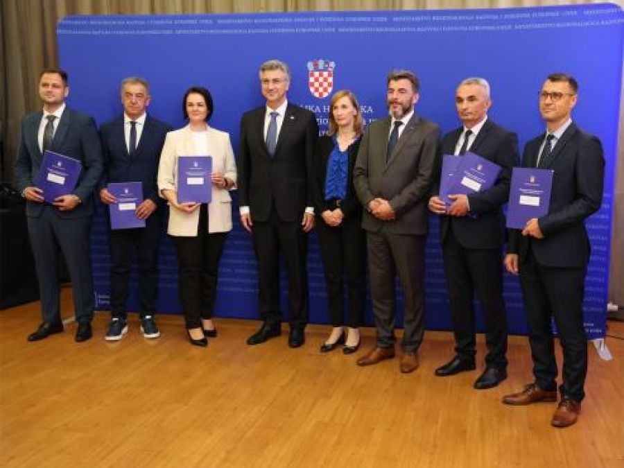 DANAS U KARLOVCU Održana 1. sjednica Vijeća za urbani razvoj – gradonačelnik Miličević preuzeo ugovore za ITU područje Požege