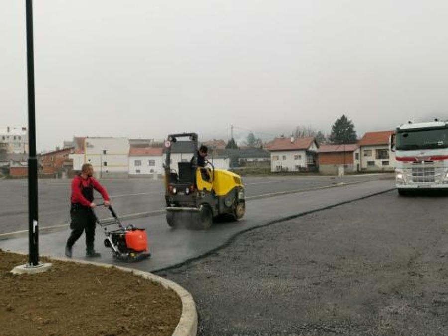 Završni asfaltni sloj na novoj tržnici 